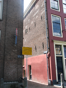 817782 Gezicht op de ingang van de Catharijnesteeg te Utrecht, vanaf de Nieuwegracht; rechts de zijgevel van het pand ...